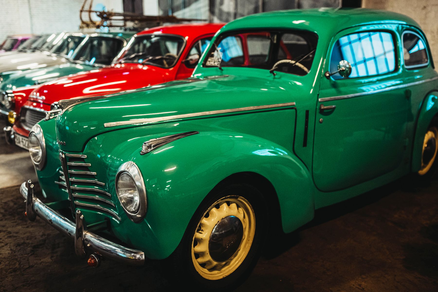 Voiture ancienne verte garée dans un garage