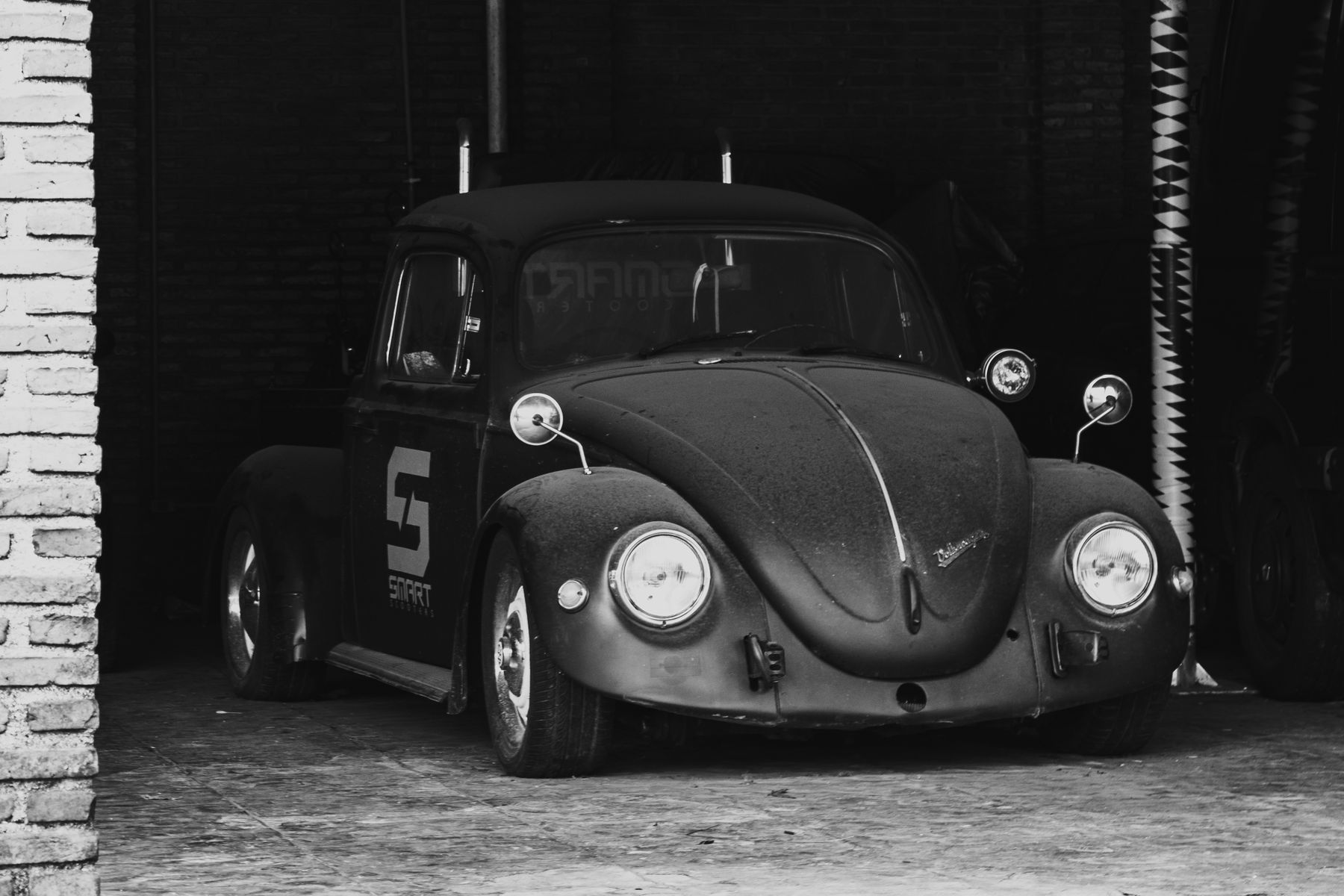 Coccinelle ancienne dans un garage sombre