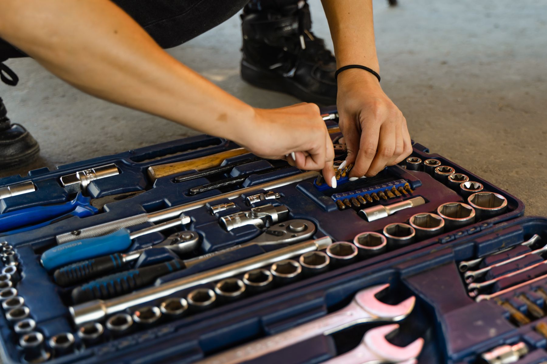 Boîte à outils avec jeu de douilles et clés