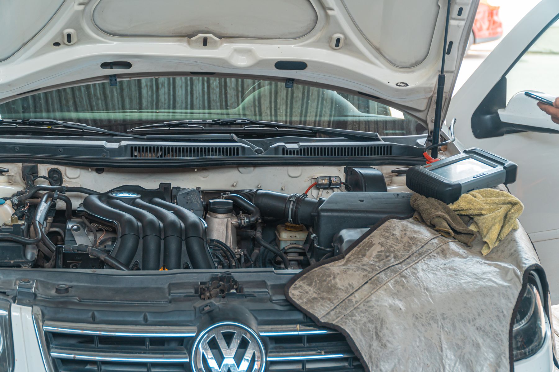 Compartiment moteur d'une voiture en cours de diagnostic