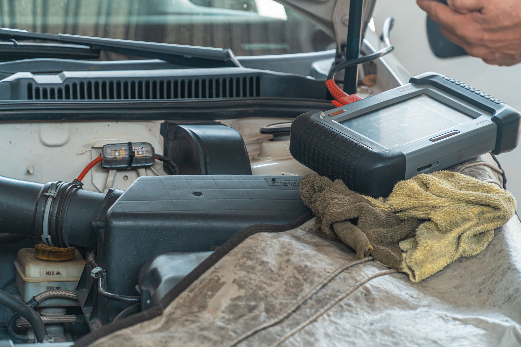 Valise de diagnostic branchée sur un moteur