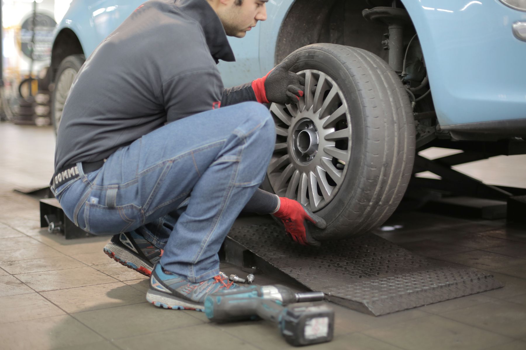 Mécanicien qui change une roue de voiture