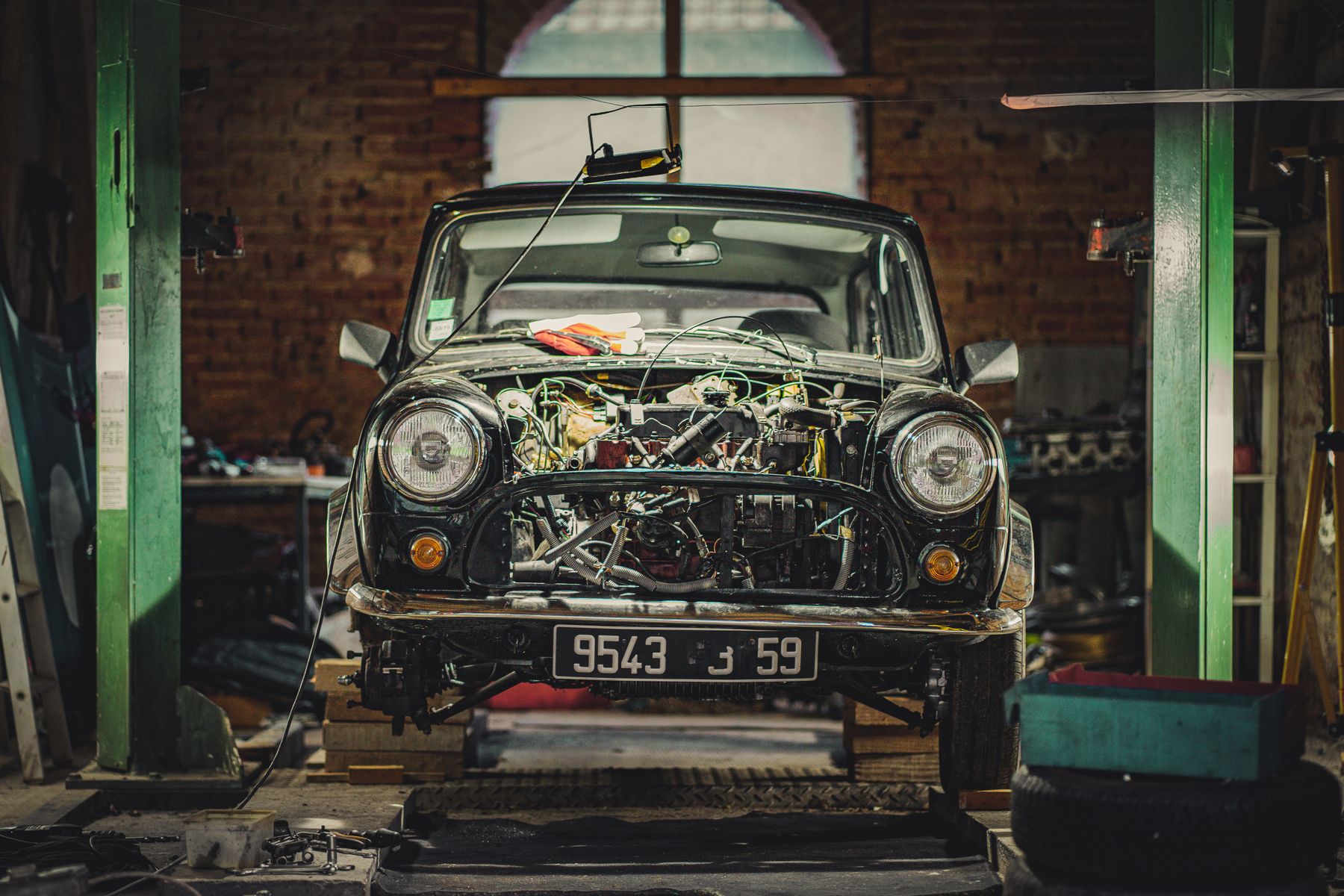 Voiture ancienne en cours de restauration dans un atelier